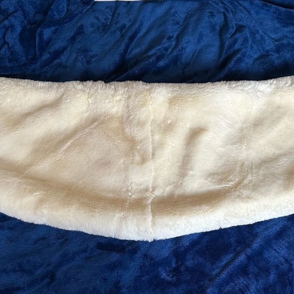 Vince Camuto Cape - Picture 5 of 5